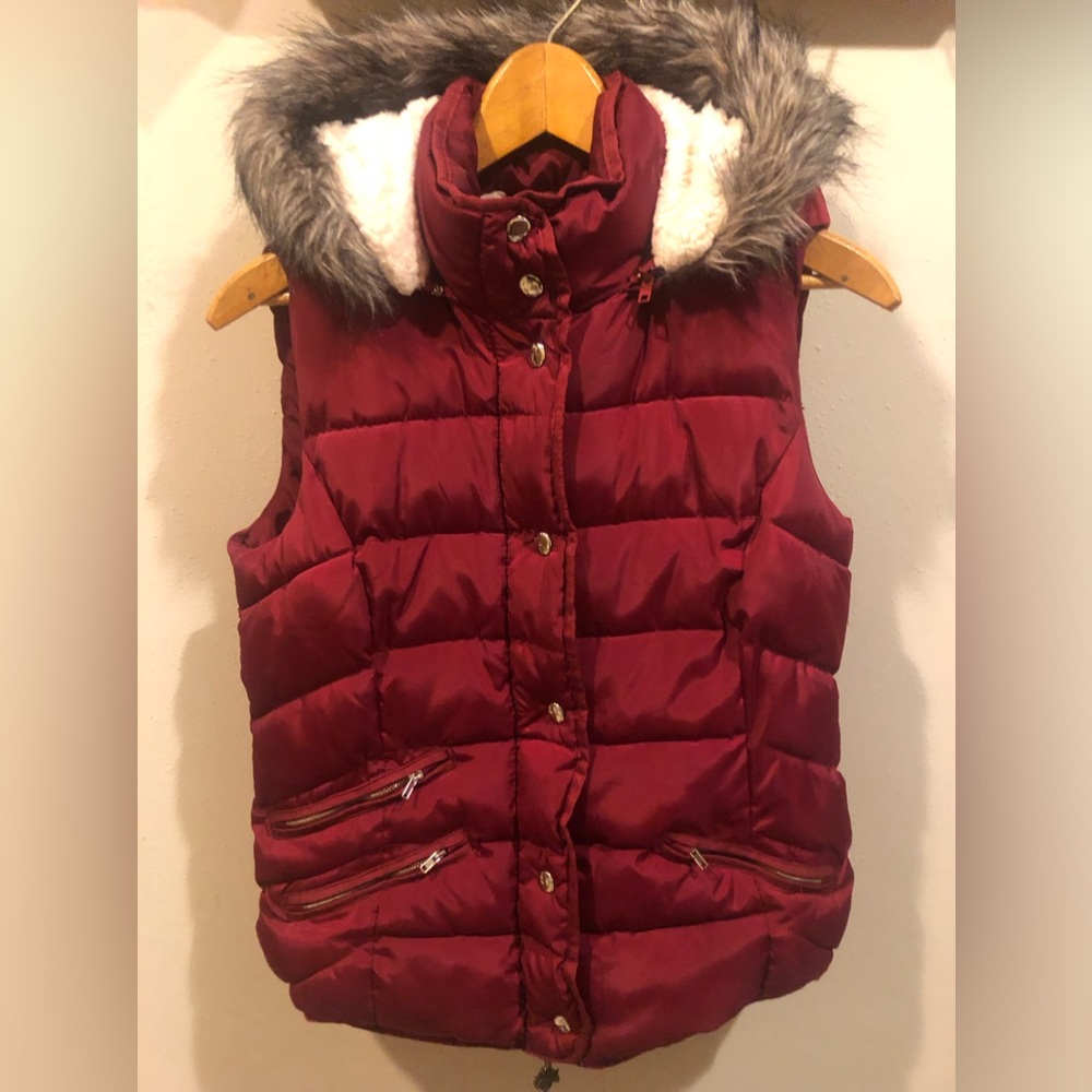 Quilted puffer vest w Sherpa lining throughout vest/hood